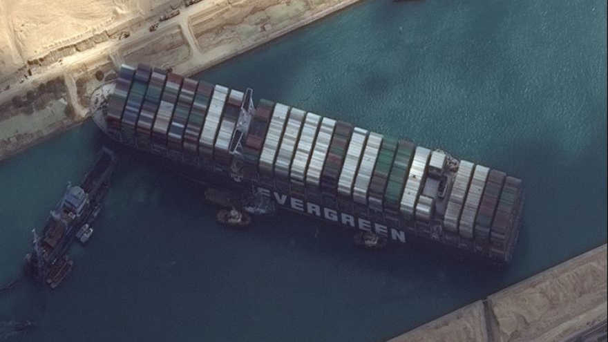 Siêu tàu Ever Given gây tắc nghẽn kênh đào Suez đã được giải cứu 