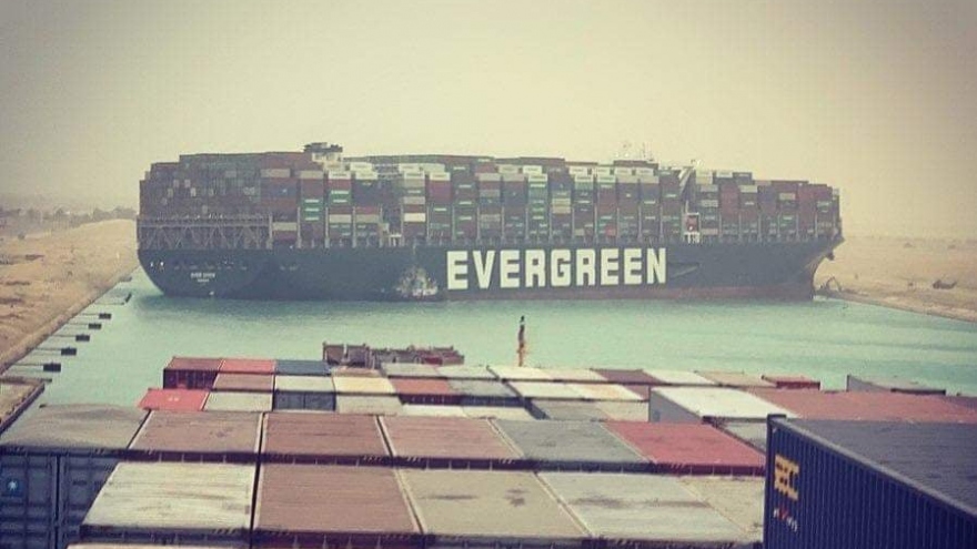 Siêu tàu container mắc kẹt khiến kênh đào Suez tắc nghẽn nghiêm trọng