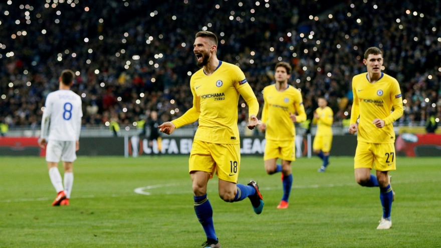 Ngày này năm xưa: Giroud "viết sử" tại Chelsea