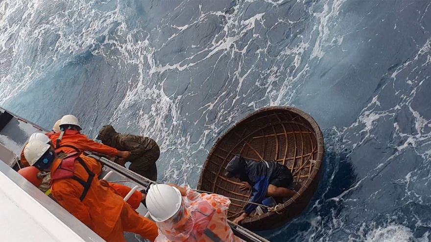 Cứu 2 thuyền viên trên tàu cá bị chìm ở vùng biển tỉnh Quảng Nam