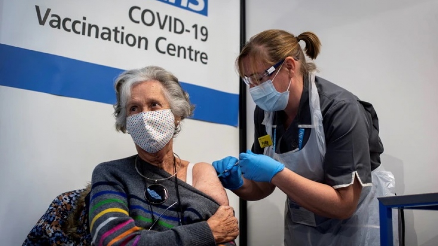 Hơn 25 triệu dân Anh đã được tiêm mũi vaccine ngừa Covid-19 đầu tiên