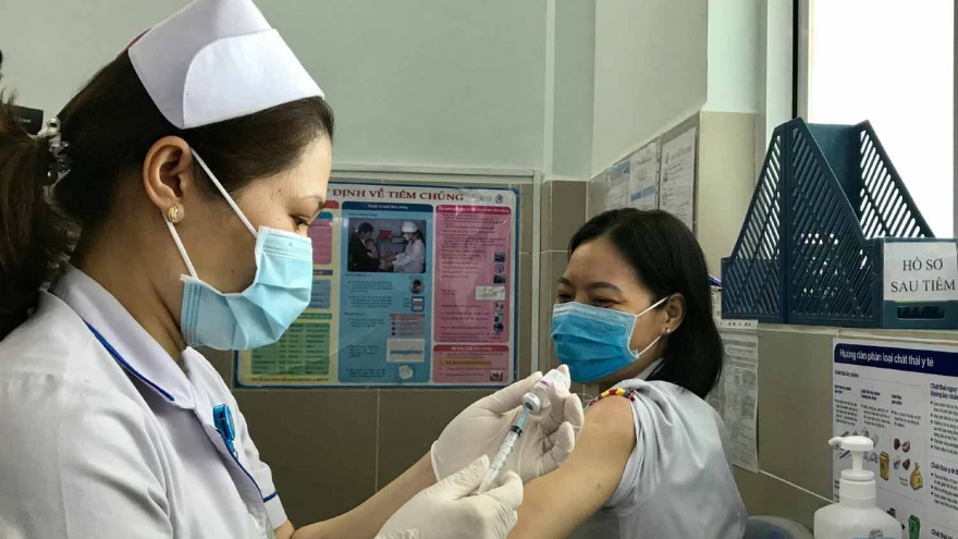 TP HCM tiêm vaccine Covid-19 cho nhân viên y tế ở bệnh viện tuyến quận