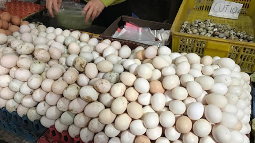 Trứng gà rẻ được rao bán la liệt, nhiều người mua cả khay “giải cứu”