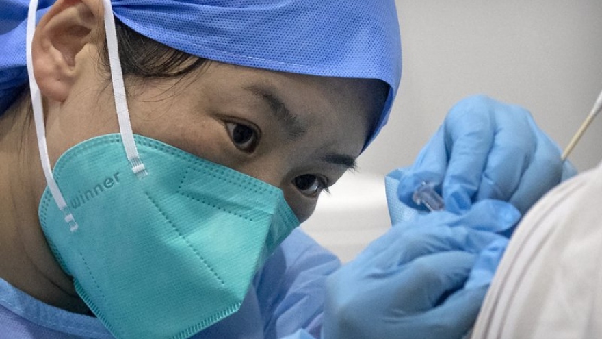 Một nhân viên xét nghiệm Trung Quốc mắc Covid-19 sau khi tiêm vaccine