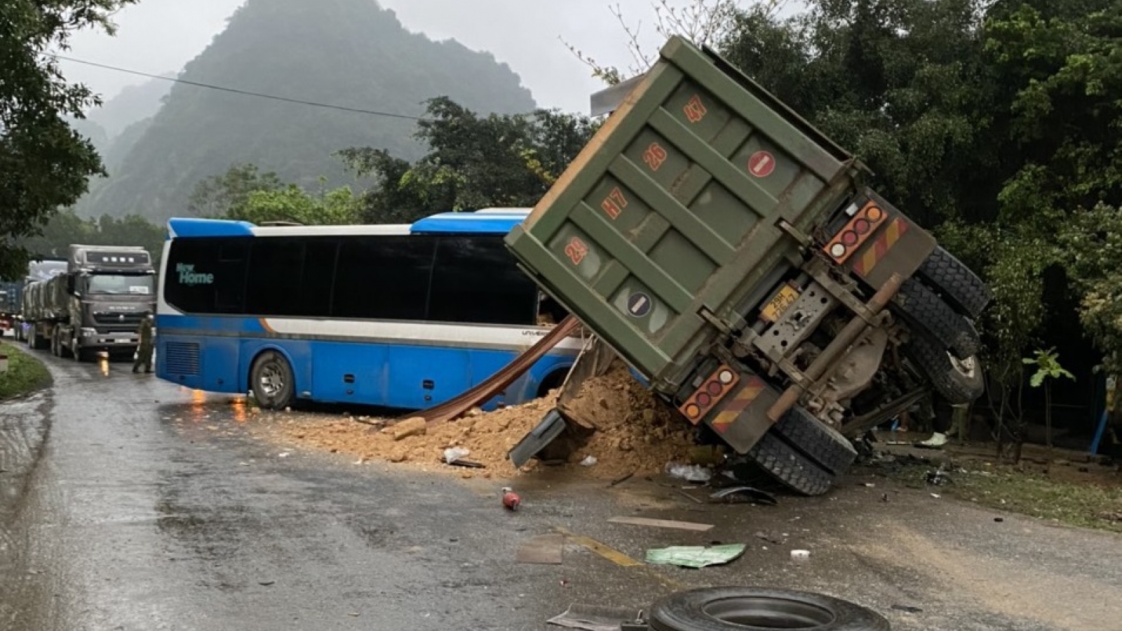 Xe tải và xe khách tông nhau kinh hoàng, 3 người tử vong tại chỗ