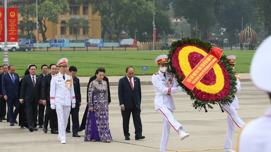 Đại biểu Quốc hội dự kỳ họp thứ 11 vào Lăng viếng Chủ tịch Hồ Chí Minh