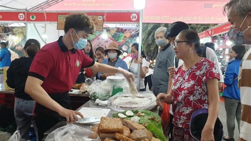 Vietnamese goods week in Hanoi features over 100 stalls