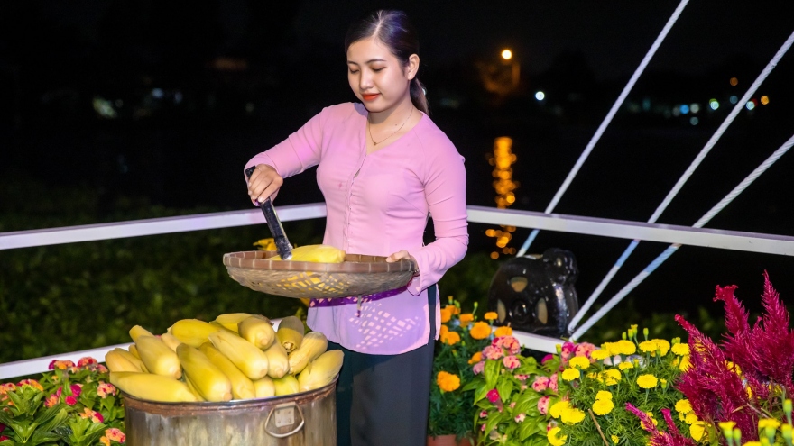 Độc đáo loại hình du lịch nghệ thuật phòng trà “Chiếc phà cũ” trên sông Hậu