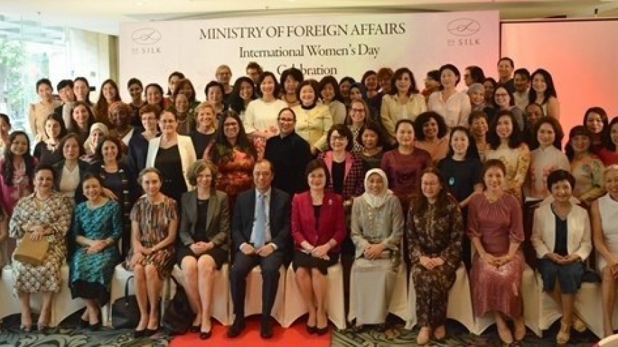 Foreign ministry hosts gathering for female diplomats