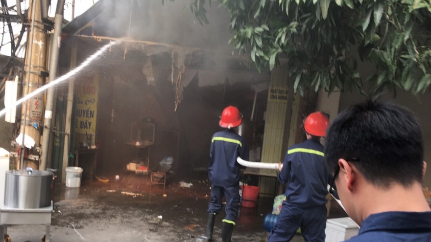 Cháy dữ dội tại cửa hàng bánh canh ở trung tâm TP Vinh