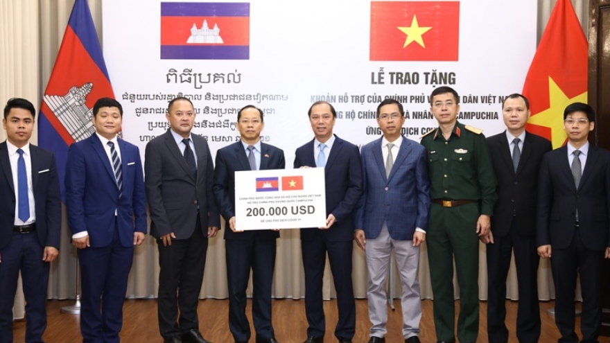 Việt Nam trao khoản hỗ trợ Campuchia ứng phó đại dịch Covid-19