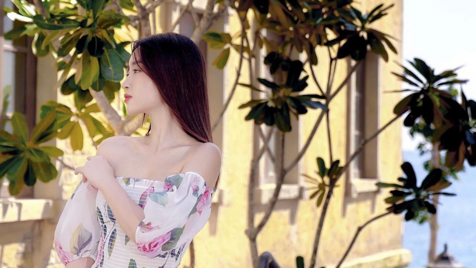 Chuyện showbiz: Hoa hậu Đỗ Mỹ Linh diện váy trễ nải bên bờ biển