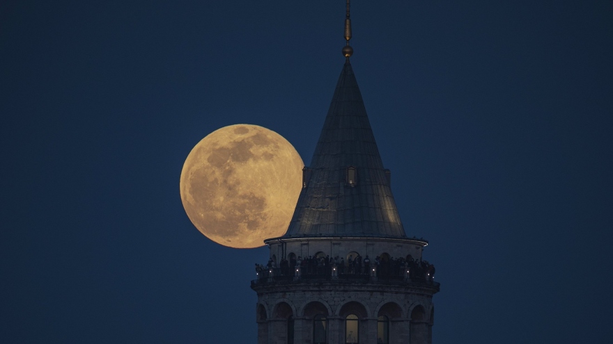 Chiêm ngưỡng chùm ảnh "siêu trăng hồng" tuyệt đẹp ở khắp nơi trên thế giới