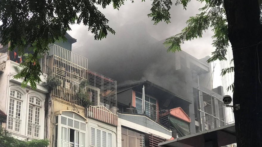 Cháy lớn tại nhà hàng Nét Huế ở Hà Nội vào giờ tan tầm