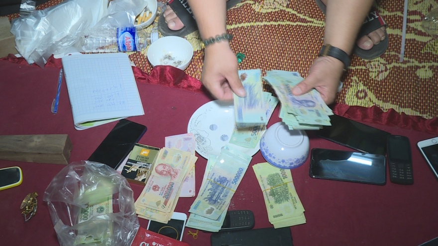 Tạm giữ hình sự hàng chục đối tượng để điều tra về hành vi đánh bạc tại Đắk Lắk
