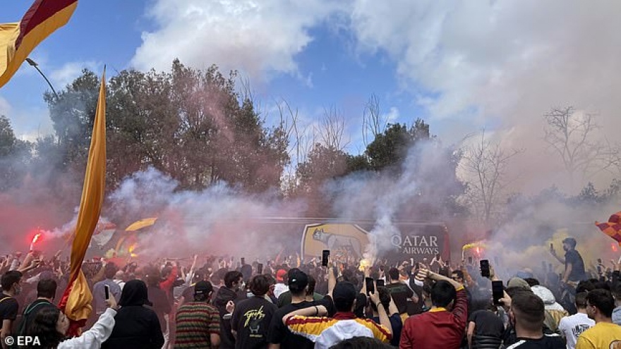 "Biển người" tiễn CLB Roma đến Anh đối đầu MU ở bán kết Europa League 
