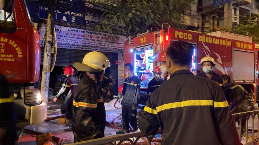 Dập tắt vụ cháy cửa hàng sơn gần Bệnh viện Thống Nhất, TPHCM 