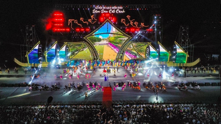 Hàng ngàn người dân và du khách đổ về Sầm Sơn dự đêm khai mạc Lễ hội du lịch Biển 2021