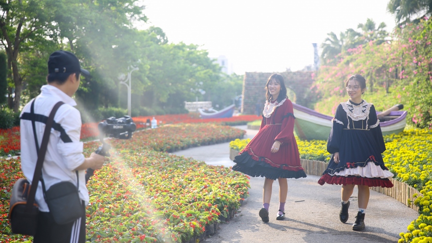 Du khách háo hức check-in trước thềm Lễ hội hoa Sầm Sơn