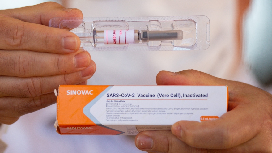 Ngoại giao vaccine: Trung Quốc hụt hơi, Mỹ chờ thời