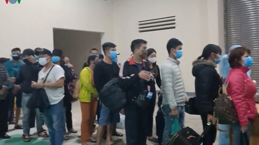 Công dân Việt Nam tại Lào tiếp tục đăng ký xuất cảnh về nước