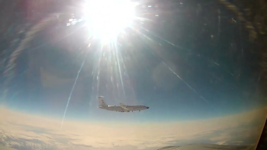 Tiêm kích MiG-31 Nga chặn máy bay trinh sát Mỹ ở Thái Bình Dương