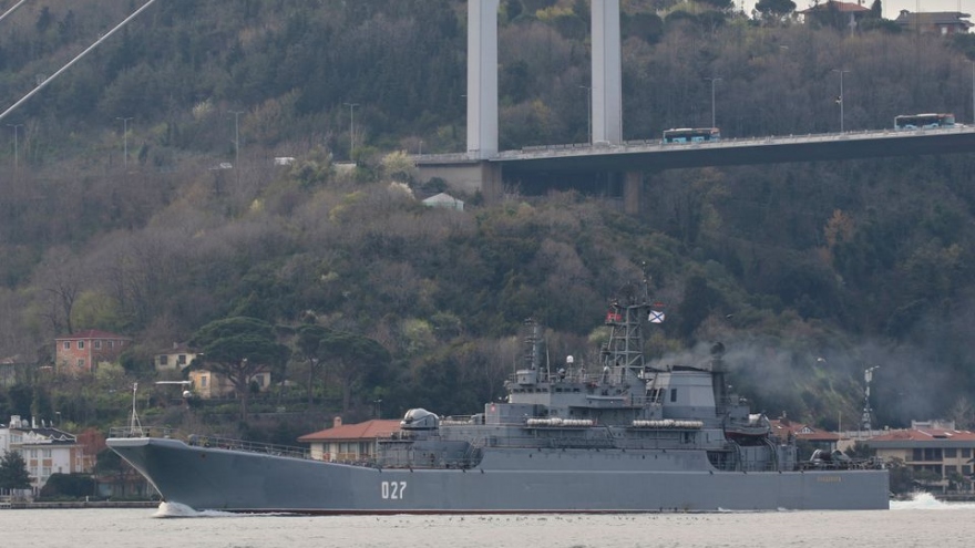 Hai tàu chiến của Nga đi qua Eo biển Bosphorus vào Biển Đen 