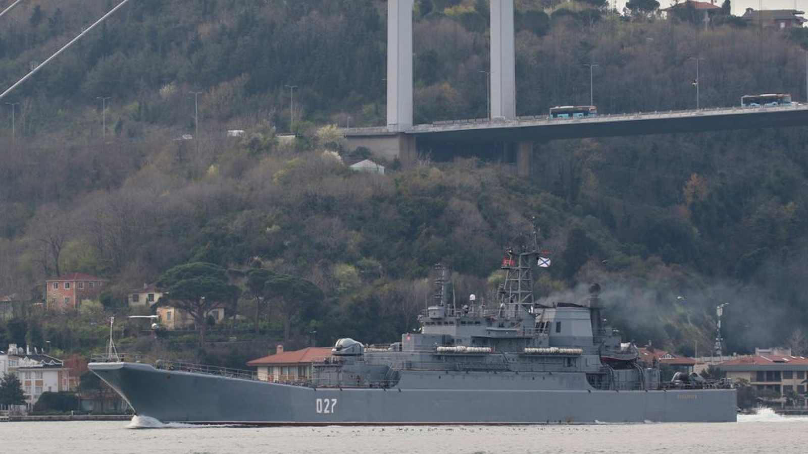 Hai tàu chiến của Nga đi qua Eo biển Bosphorus vào Biển Đen 
