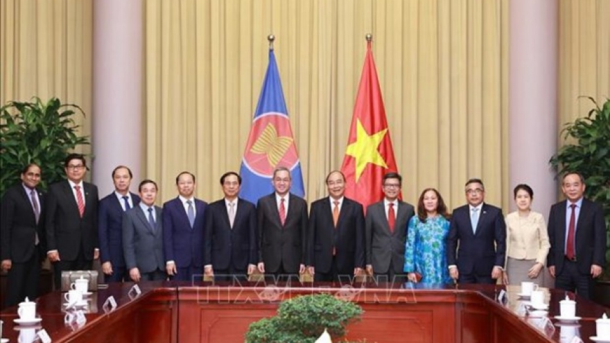 State leader Nguyen Xuan Phuc welcomes ASEAN diplomats