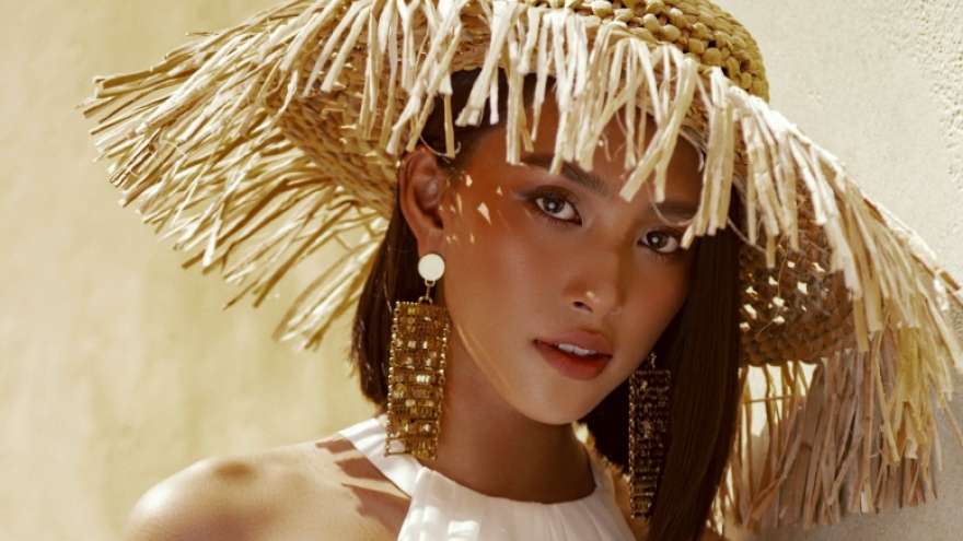 Hoa hậu Tiểu Vy đẹp rực rỡ giữa nắng vàng, biển xanh Phú Quốc