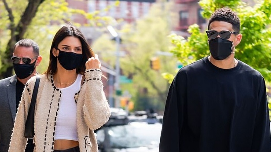 Kendall Jenner gợi cảm đi dạo phố cùng bạn trai