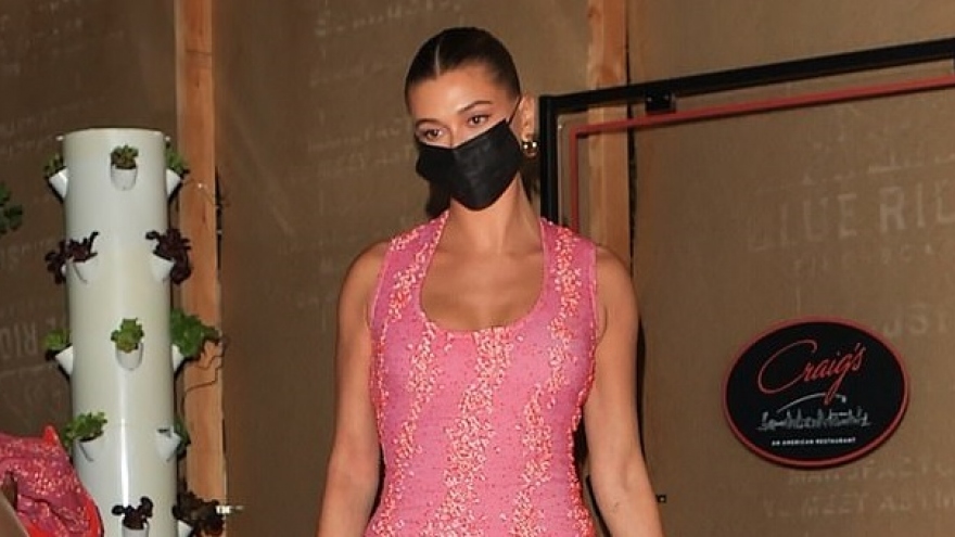 Hailey Baldwin diện đầm hồng rực khoe dáng thon đi ăn tối cùng bạn bè 