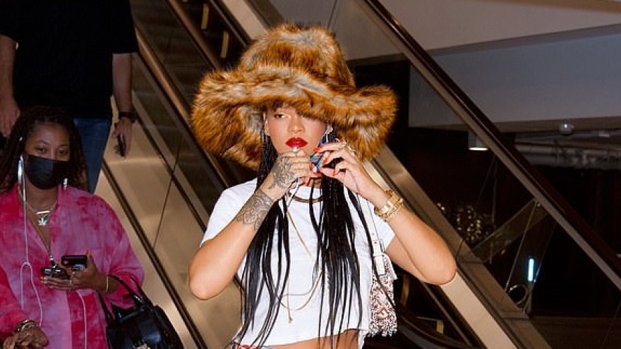 Rihanna đội mũ lông, diện đồ hiệu đi mua sắm