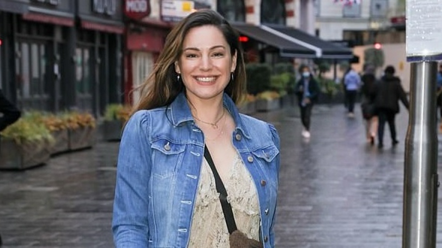 Cựu người mẫu Kelly Brook điệu đà ra phố ở London