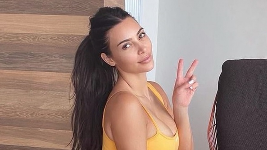 Kim Kardashian nóng bỏng tập thể thao tại nhà