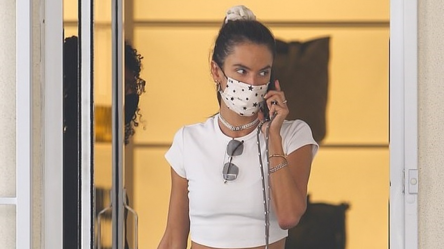 Alessandra Ambrosio diện croptop khoe eo thon đi mua sắm ở Los Angeles