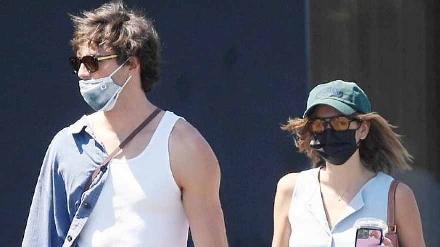 Kaia Gerber gợi cảm đi chơi cùng bạn trai 