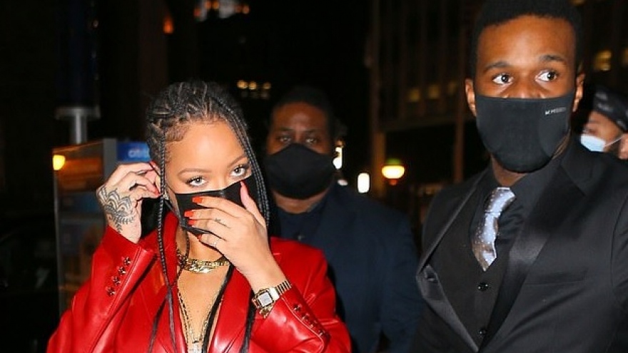 Rihanna diện brazer da đỏ rực đi chơi đêm