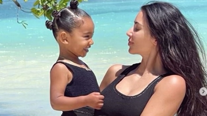 Kim Kardashian diện áo tắm nóng bỏng bế con gái cưng trên biển