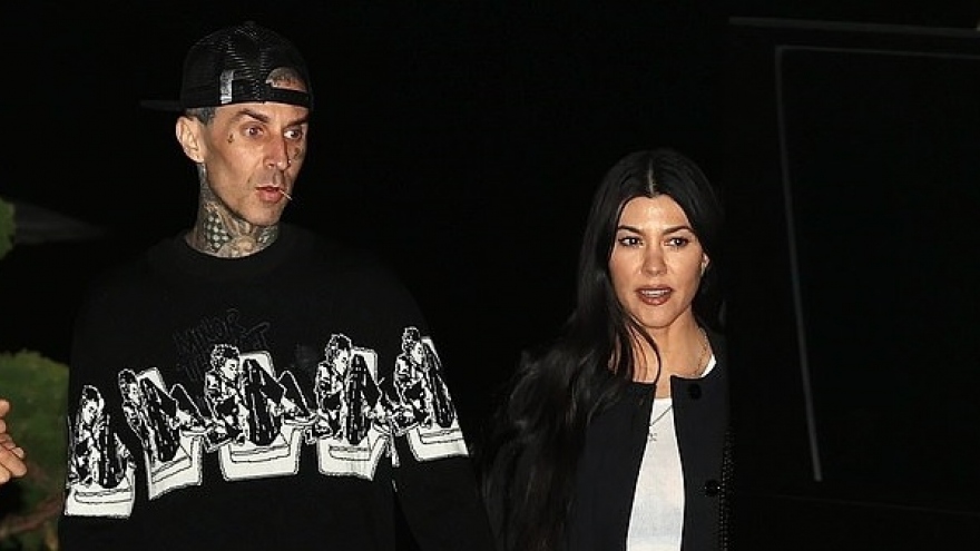 Kourtney Kardashian và bạn trai kém tuổi nắm tay tình cảm đi ăn tối