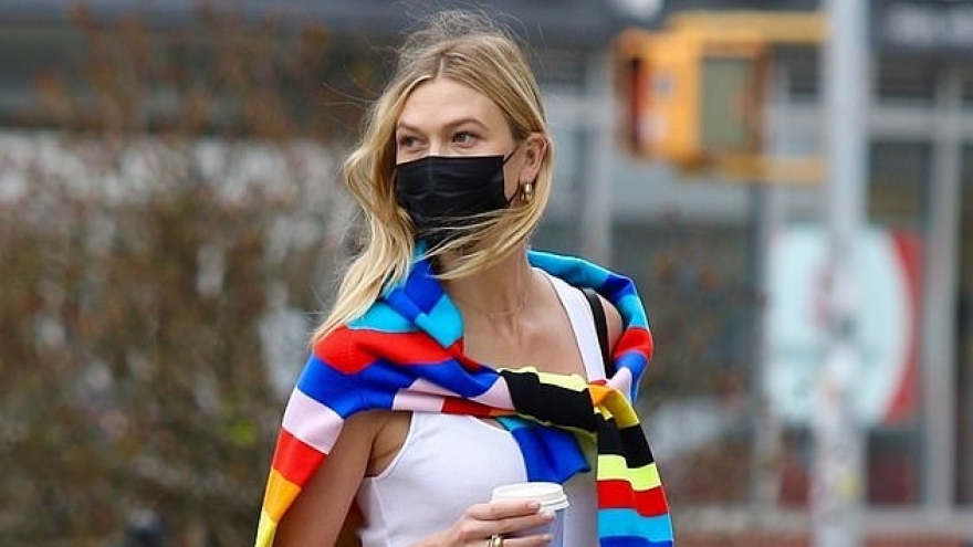 Siêu mẫu Karlie Kloss thon thả ra phố sau gần 1 tháng sinh con