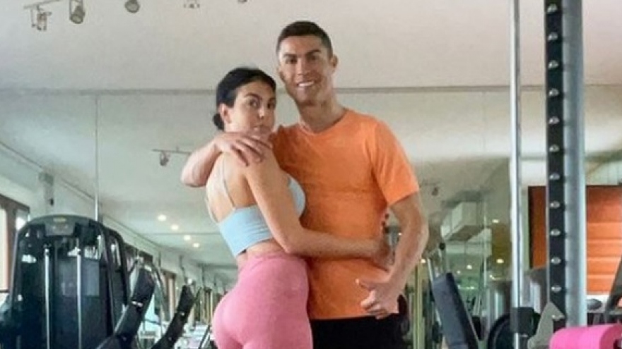 Georgina Rodriguez khoe dáng nóng bỏng, tình tứ ôm bạn trai Ronaldo trong phòng tập gym