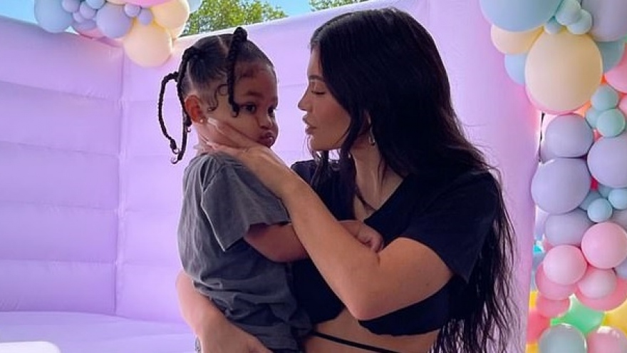 Kylie Jenner âu yếm "công chúa nhỏ" trong tiệc sinh nhật cháu gái