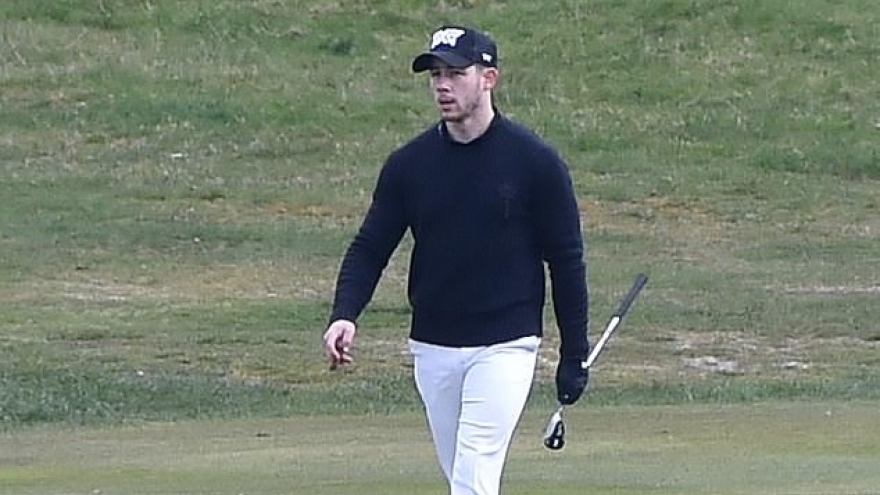 Ca sĩ Nick Jonas tranh thủ chơi golf khi "hộ tống" Hoa hậu Priyanka Chopra đến Anh