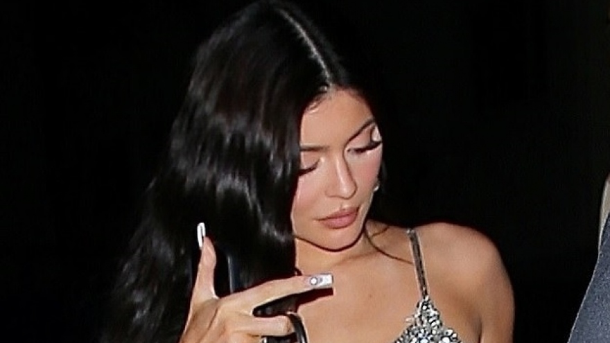 Kylie Jenner nóng bỏng đi ăn tối cùng bạn thân
