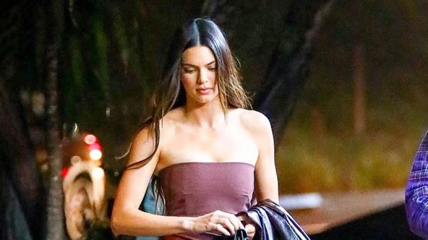 Kendall Jenner gợi cảm đi chơi đêm cùng bạn bè