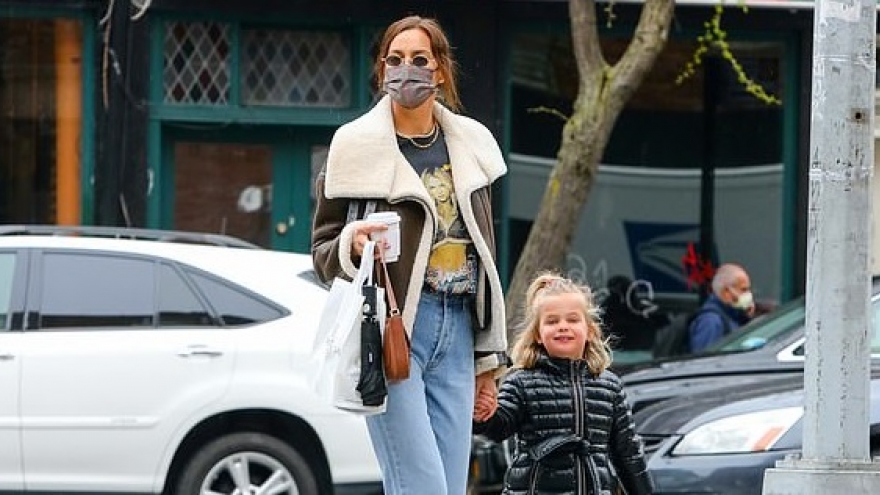 Irina Shayk diện áo phông in hình Britney Spears đi chơi cùng con gái cưng