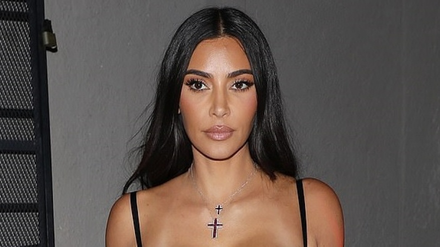 Kim Kardashian gợi cảm đi ăn tối cùng vợ chồng Scooter Braun