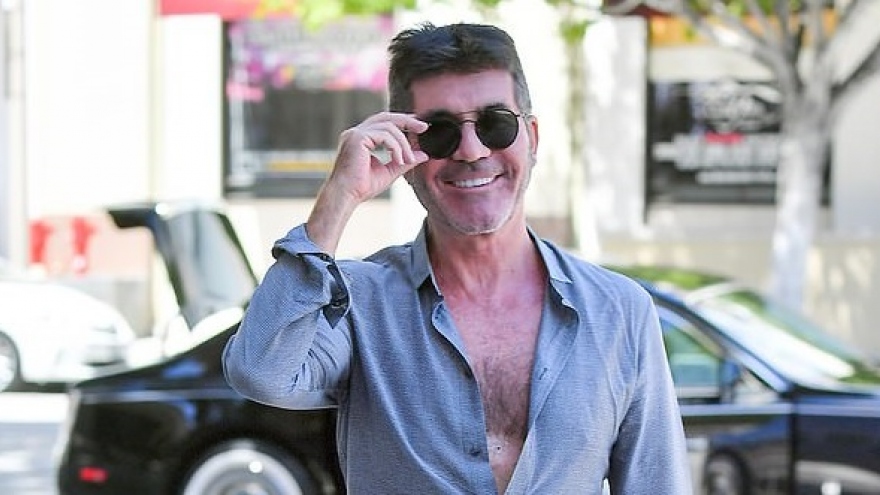 "Ông trùm" Simon Cowell buông nút áo hờ hững đến ghi hình "America's Got Talent"