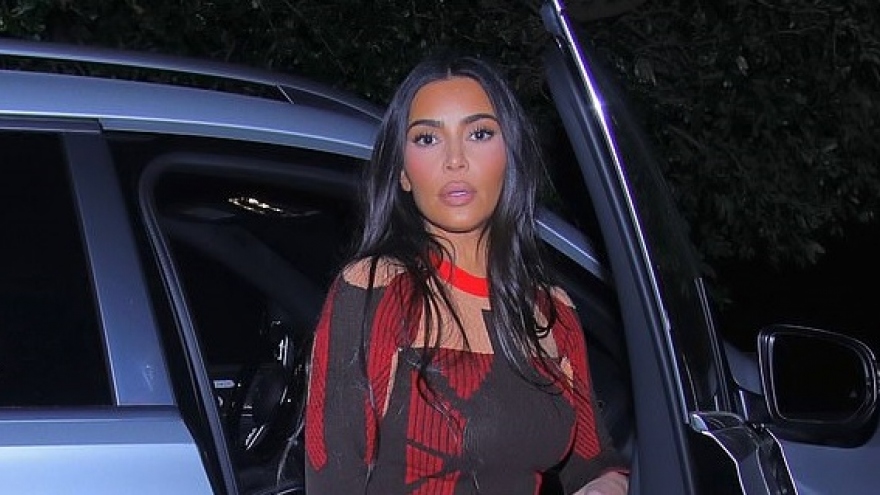 Kim Kardashian nóng bỏng lái siêu xe đi chơi tối